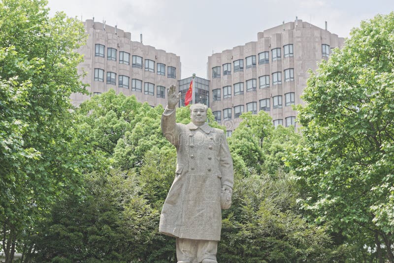 Una estatua del presidente MAO en universidad china foto de archivo libre de regalías Una estatua del presidente MAO en universidad china foto de archivo libre de regalías