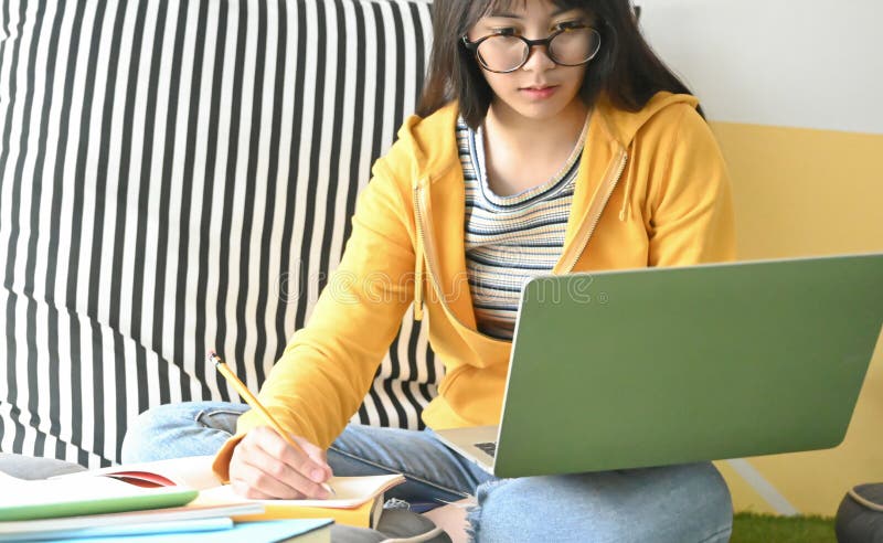 Una estudiante con gafas es una lección poco clara de su estudio en línea en casa
