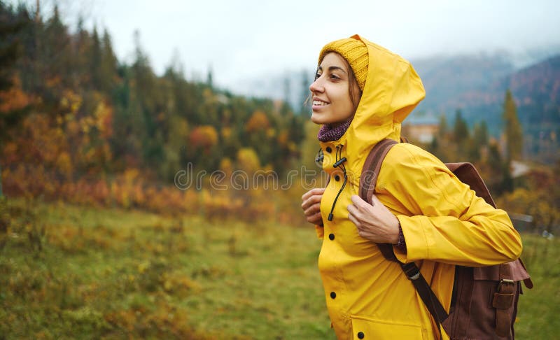 Una Excursionista Chica Con Ropa Amarilla Viajando Sola Por Las Montañas a  La Aventura Salvaje Foto de archivo - Imagen de lejos, excursionista:  230388002