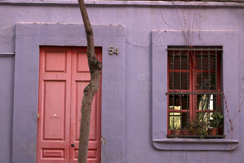 Una facciata di una casa a Barcellona con le pareti colorate viola fotografia stock Una facciata di una casa a Barcellona con le pareti colorate viola fotografia stock