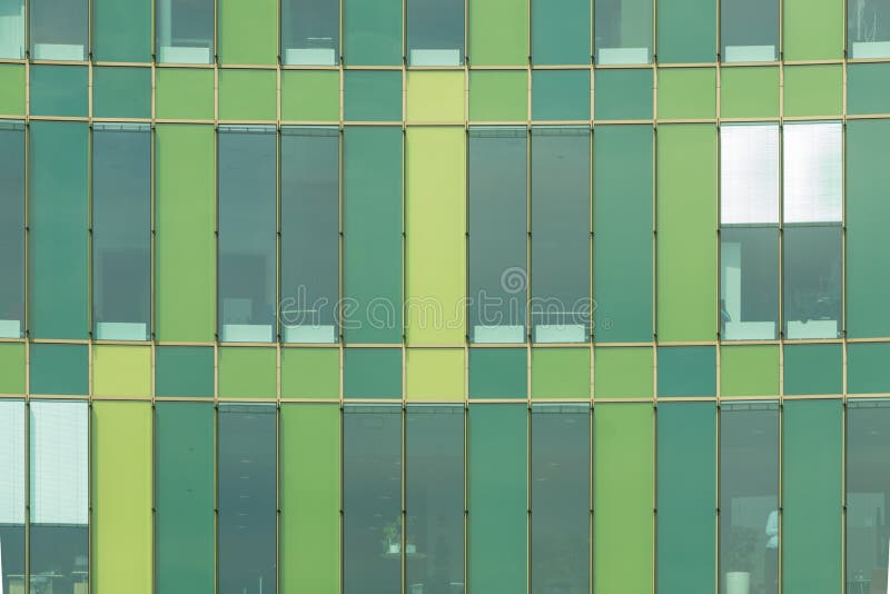 Una fachada con frescos paneles de cristal verde de una arquitectura moderna fotos de archivo libres de regalías