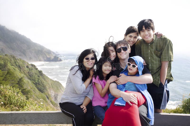 Una famiglia di sette che si siedono dall'Oceano Pacifico. fotografie stock Una famiglia di sette che si siedono dall'Oceano Pacifico. fotografie stock