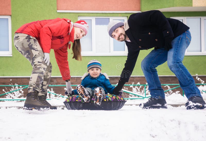 Una famiglia di sport di tre positiva dell'inverno immagini stock Una famiglia di sport di tre positiva dell'inverno immagini stock