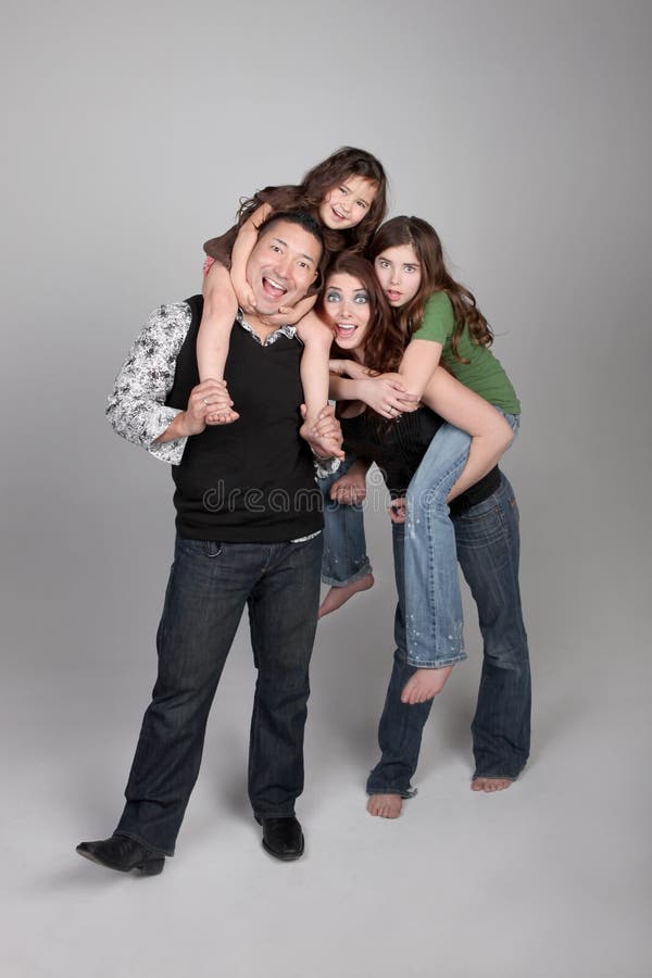 Una famiglia felice sciocca di 4 genti fotografia stock libera da diritti Una famiglia felice sciocca di 4 genti fotografia stock libera da diritti