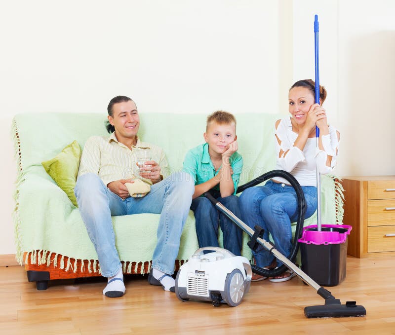 Una famiglia ordinaria di lavoro domestico finito tre