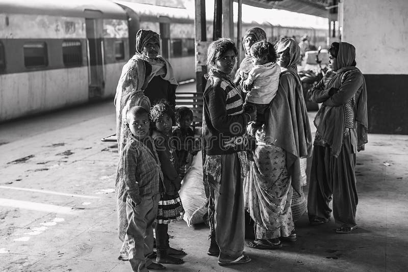 Una familia entera que espera el tren fotos de archivo Una familia entera que espera el tren fotos de archivo