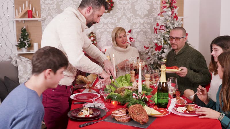 Una familia grande y alegre que disfruta de una comida tradicional sabrosa almacen de metraje de vídeo