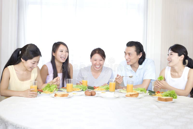 Una familia y un breakfirst felices imagen de archivo Una familia y un breakfirst felices imagen de archivo