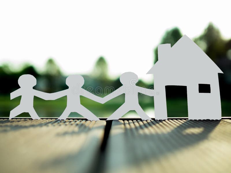 Una familia y un hogar en el parque, ahorran el dinero para el concepto futuro de las propiedades inmobiliarias fotografía de archivo Una familia y un hogar en el parque, ahorran el dinero para el concepto futuro de las propiedades inmobiliarias fotografía de archivo