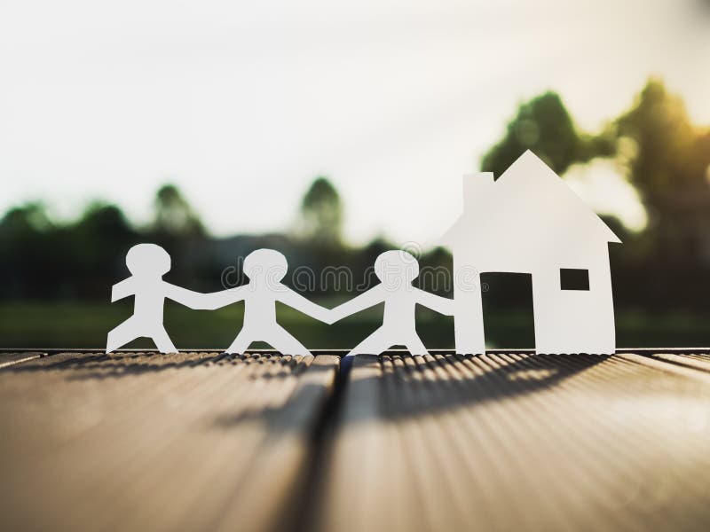 Una familia y un hogar en el parque, ahorran el dinero para el concepto futuro de las propiedades inmobiliarias fotografía de archivo libre de regalías Una familia y un hogar en el parque, ahorran el dinero para el concepto futuro de las propiedades inmobiliarias fotografía de archivo libre de regalías