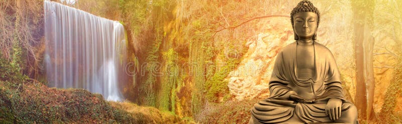 Una figura di Buddha accanto ad una cascata immagini stock Una figura di Buddha accanto ad una cascata immagini stock