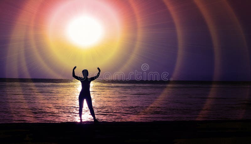 Una figura femenina teniendo en cuenta el resplandor cósmico de una estrella sobre la costa de la noche imagen de archivo Una figura femenina teniendo en cuenta el resplandor cósmico de una estrella sobre la costa de la noche imagen de archivo