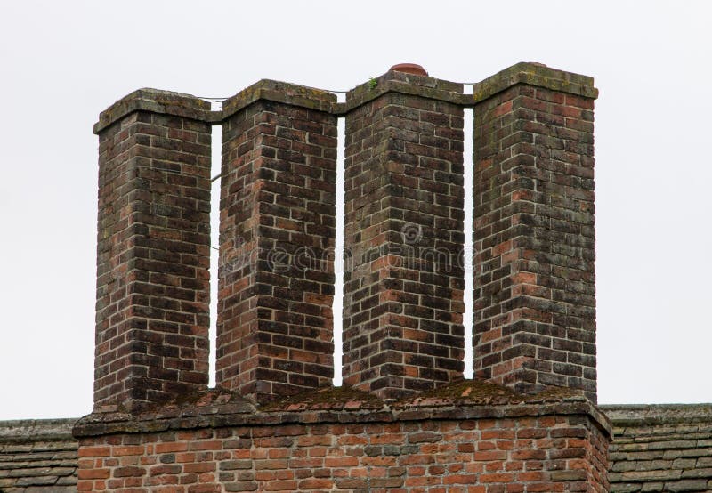 Una Fila De Chimeneas En El Edificio De Tudor Imagen de archivo