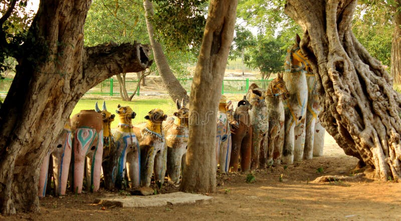 Una fila de las estatuas del caballo en un complejo indio del templo del pueblo imágenes de archivo libres de regalías