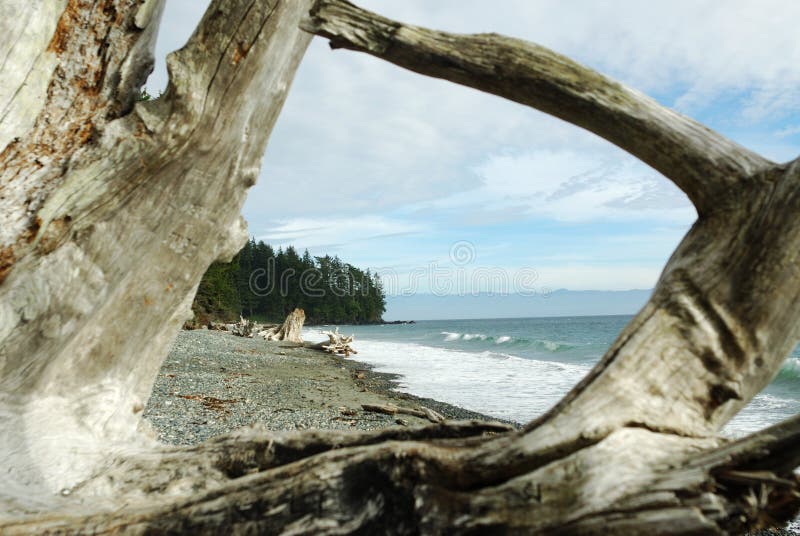 Una finestra di legno naturale con la vista della spiaggia immagine stock Una finestra di legno naturale con la vista della spiaggia immagine stock