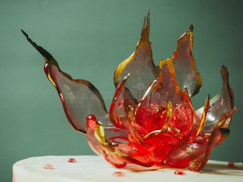 Una Flor Roja Comestible Del Isomalt Arriba Una Tarta Foto de archivo -  Imagen de mantequilla, delicioso: 212821462