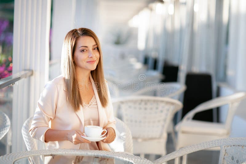 Una foto all'aperto del modello di moda di bella donna con capelli biondi in vestiti eleganti fotografie stock Una foto all'aperto del modello di moda di bella donna con capelli biondi in vestiti eleganti fotografie stock