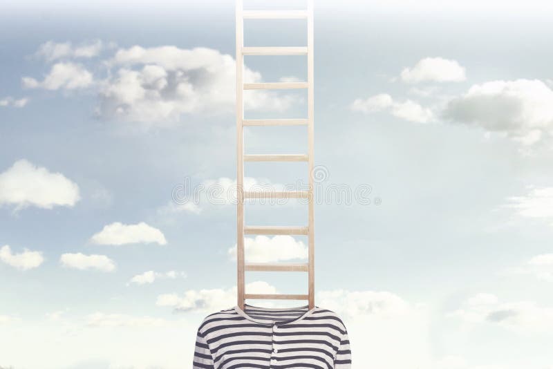 Una foto conceptual con una escalera que sale de un cuerpo del ` s de la persona y que sube hacia un cielo nublado fotografía de archivo libre de regalías Una foto conceptual con una escalera que sale de un cuerpo del ` s de la persona y que sube hacia un cielo nublado fotografía de archivo libre de regalías