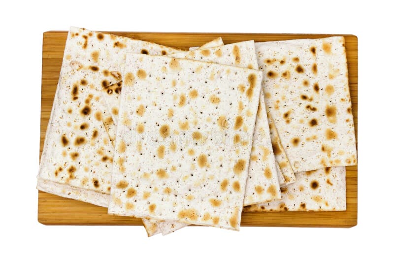 Una foto de arriba del matza judío en la tajadera de madera, pan leudado aislado en el fondo blanco La foto desde arriba foto de archivo libre de regalías Una foto de arriba del matza judío en la tajadera de madera, pan leudado aislado en el fondo blanco La foto desde arriba foto de archivo libre de regalías