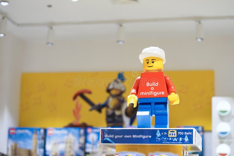 Una foto del fuoco molle di minifigure di LEGO Il ramo di Bangkok del deposito di LEGO sta aprendosi in Tailandia nel 1° dicembre fotografia stock libera da diritti Una foto del fuoco molle di minifigure di LEGO Il ramo di Bangkok del deposito di LEGO sta aprendosi in Tailandia nel 1° dicembre fotografia stock libera da diritti