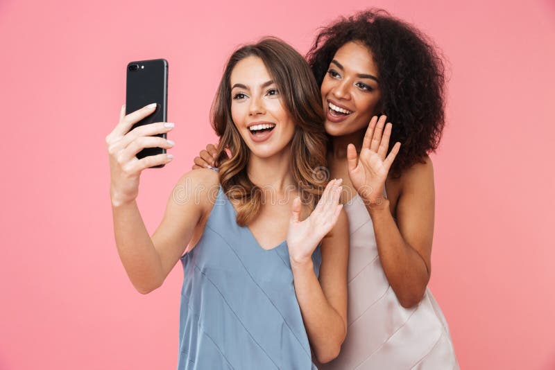Una foto di vacanza di due ragazze castane multietniche che portano i vestiti fotografia stock libera da diritti Una foto di vacanza di due ragazze castane multietniche che portano i vestiti fotografia stock libera da diritti