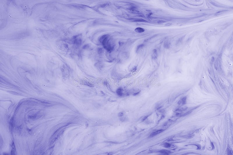 Una foto macro de gotas de tinte azul de comida giradas y mezcladas en una espesa leche blanca cremosa para dar un efecto batido imagen de archivo Una foto macro de gotas de tinte azul de comida giradas y mezcladas en una espesa leche blanca cremosa para dar un efecto batido imagen de archivo