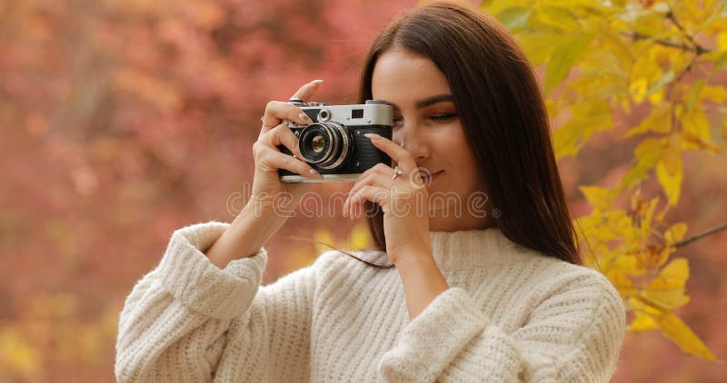 Una fotÃ³grafa toma una foto de la naturaleza otoÃ±al