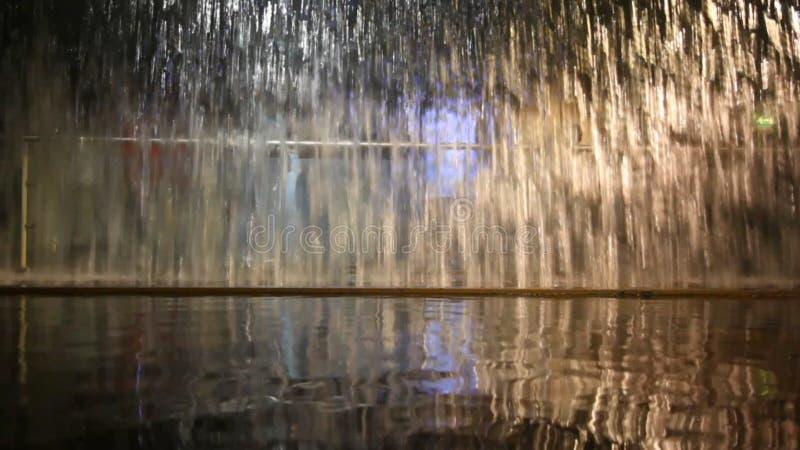 Una fuente asombrosa en un tiro muy cercano con lluvia de agua almacen de video