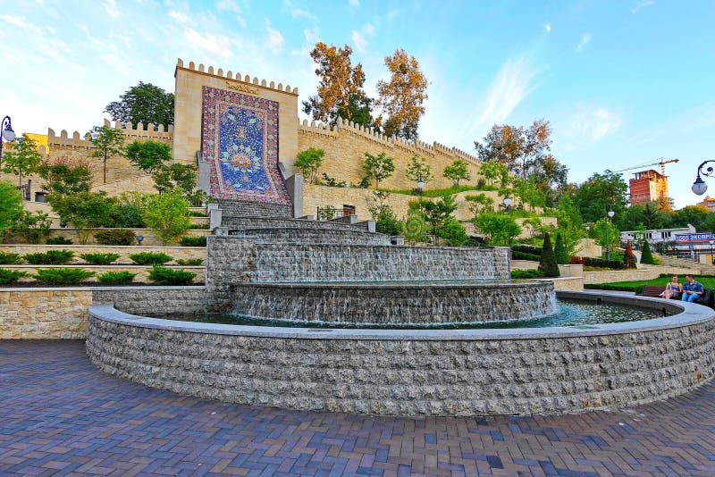 Una fuente en el cuadrado de Heydar Aliyevna contra la perspectiva de la pared del mosaico kiev ucrania fotos de archivo Una fuente en el cuadrado de Heydar Aliyevna contra la perspectiva de la pared del mosaico kiev ucrania fotos de archivo