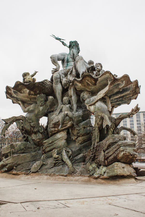 Una fuente seca de Neptunbrunnen foto de archivo Una fuente seca de Neptunbrunnen foto de archivo