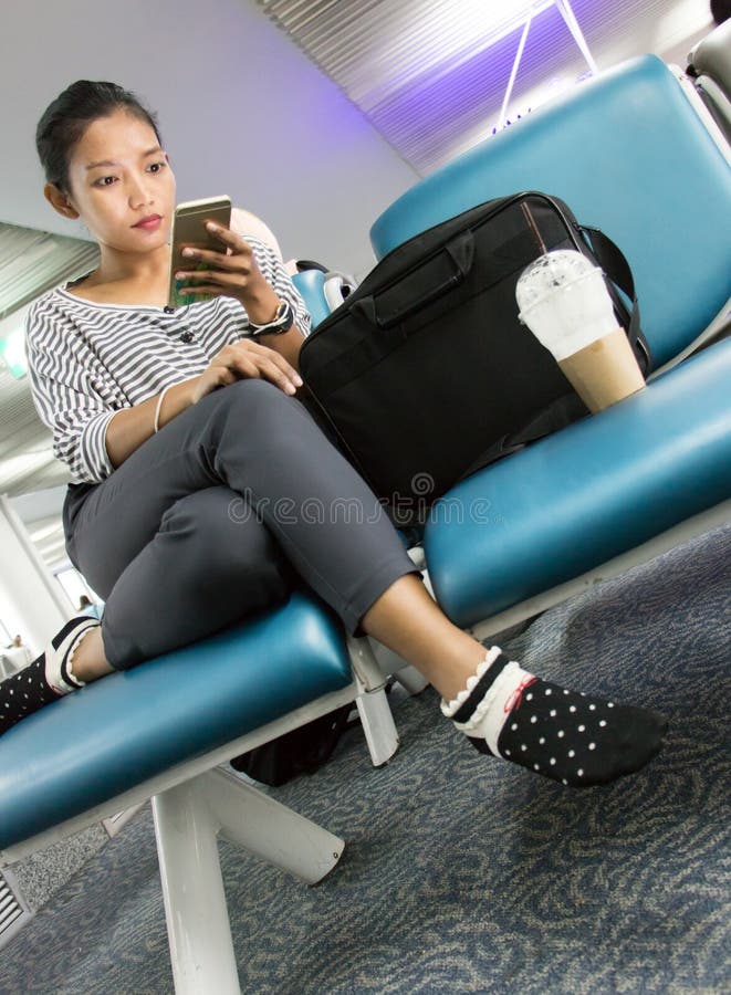 Una giovane donna con il telefono mobile fotografie stock Una giovane donna con il telefono mobile fotografie stock
