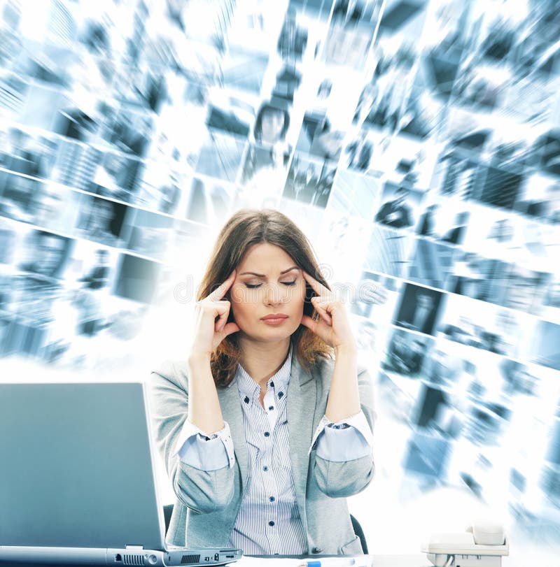 Una giovane donna di affari che ritiene stanca sul lavoro fotografia stock libera da diritti Una giovane donna di affari che ritiene stanca sul lavoro fotografia stock libera da diritti