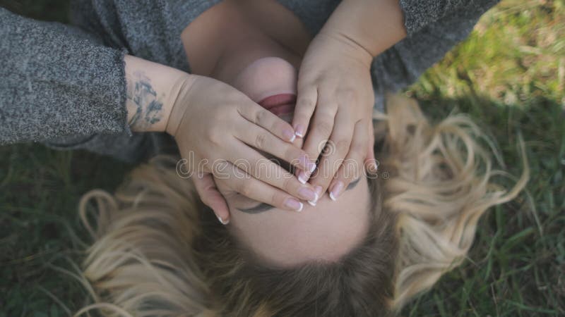 Una giovane donna felice chiude gli occhi come un prato verde