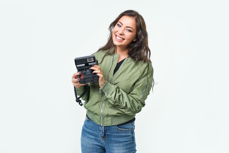 Una giovane donna sorridente e divertente ha una telecamera retro Fotografo ragazza fotografie stock Una giovane donna sorridente e divertente ha una telecamera retro Fotografo ragazza fotografie stock