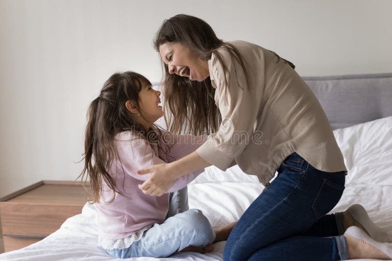 Una giovane madre e figlia si divertono a mangiare fotografie stock