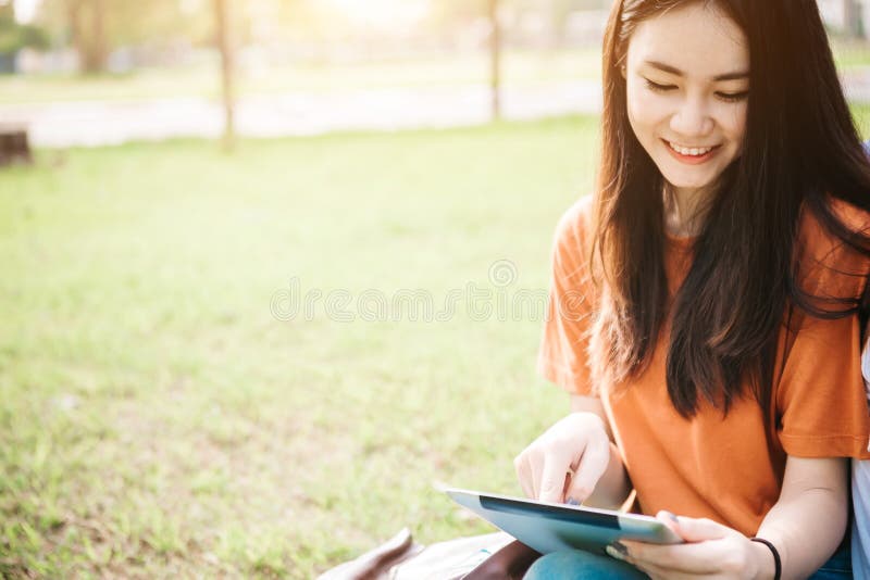 Una giovane o studentessa asiatica teenager in università fotografia stock Una giovane o studentessa asiatica teenager in università fotografia stock