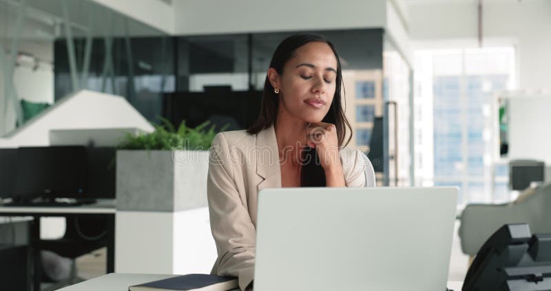 Una giovane professionista del Maori che scrive sul computer portatile stock footage