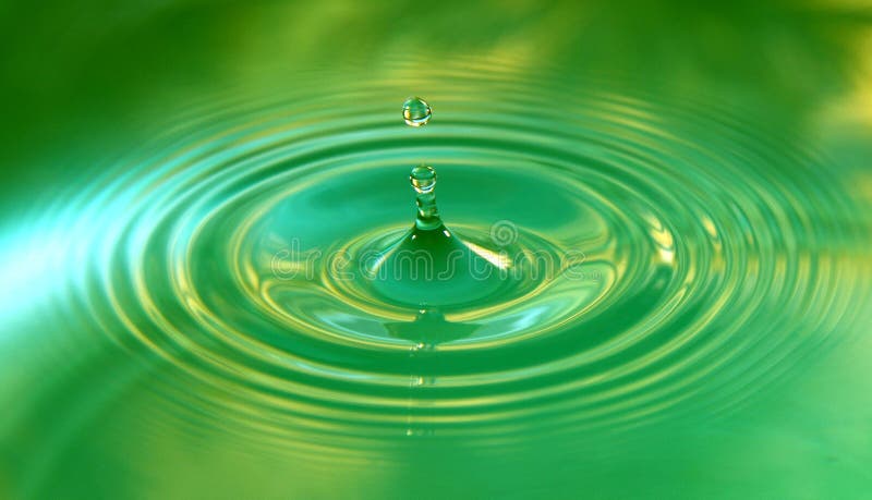 Una goccia dell'acqua sta cadendo fotografia stock Una goccia dell'acqua sta cadendo fotografia stock