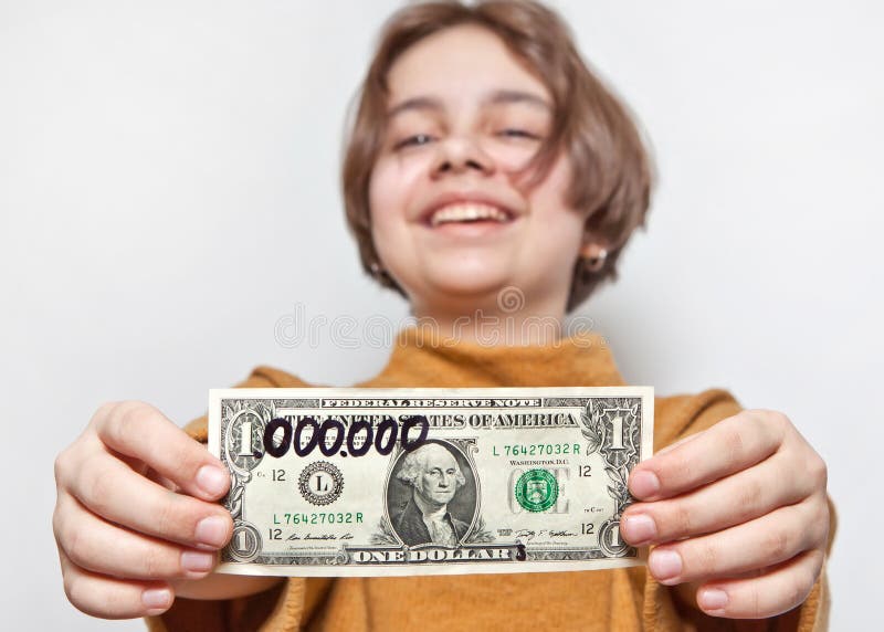 Una graciosa millonaria sostiene un dólar con seis ceros
