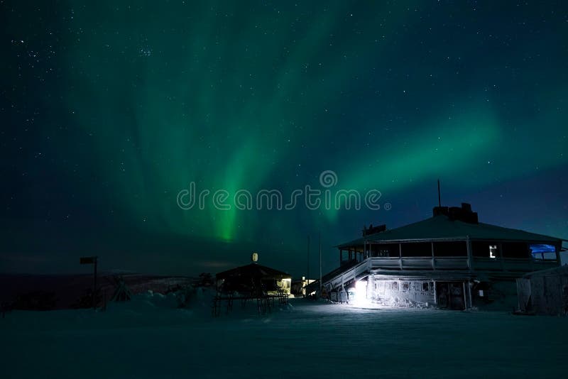 Una Gran Lámpara Brillante Cerca De Una Casa Solitaria Bajo El Colorido  Cielo Nocturno. Imagen de archivo - Imagen de aurora, colorido: 257955819