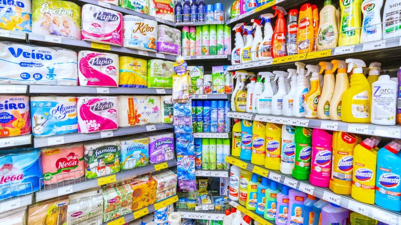 Una Gran SelecciÃ³n De Papel HigiÃ©nico Y Productos De Limpieza Para El  Hogar En El Supermercado Imagen editorial - Imagen de housework, interior:  158404445