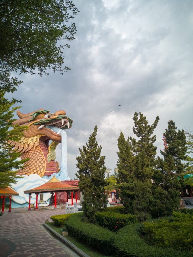 Una grande costruzione del drago nel giardino mentre il cielo è vicino piovere fotografia stock libera da diritti Una grande costruzione del drago nel giardino mentre il cielo è vicino piovere fotografia stock libera da diritti