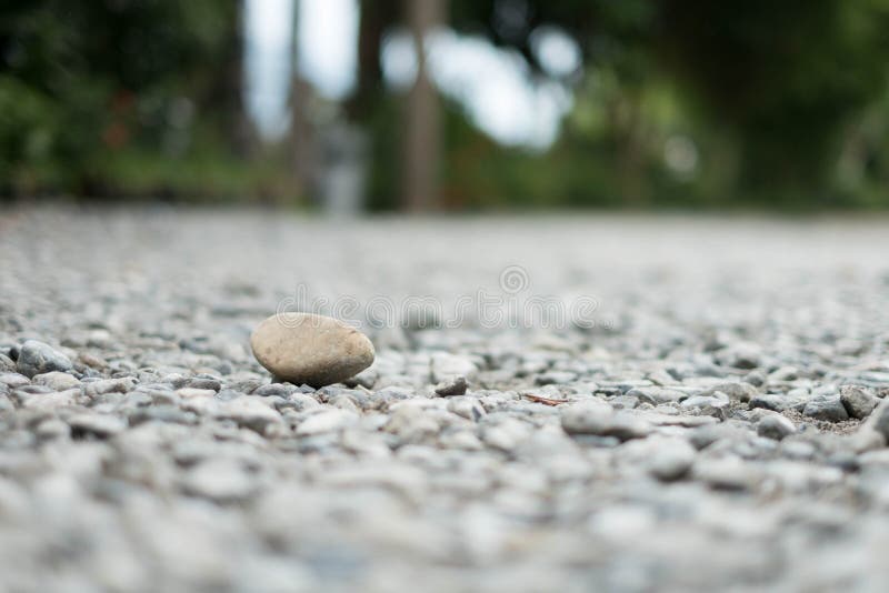 Una grande pietra disposta su una piccola roccia in natura fotografia stock Una grande pietra disposta su una piccola roccia in natura fotografia stock
