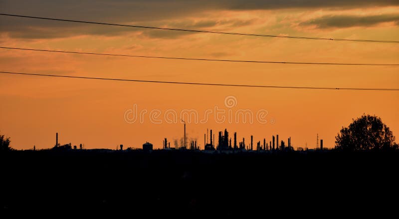 Una grande raffineria di petrolio nella distanza fotografia stock Una grande raffineria di petrolio nella distanza fotografia stock