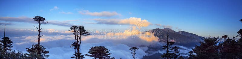 Una grande vista del mare delle nuvole sulla La di Thrumshing, il passo di montagna di 3750m, Bhutan orientale fotografia stock libera da diritti Una grande vista del mare delle nuvole sulla La di Thrumshing, il passo di montagna di 3750m, Bhutan orientale fotografia stock libera da diritti