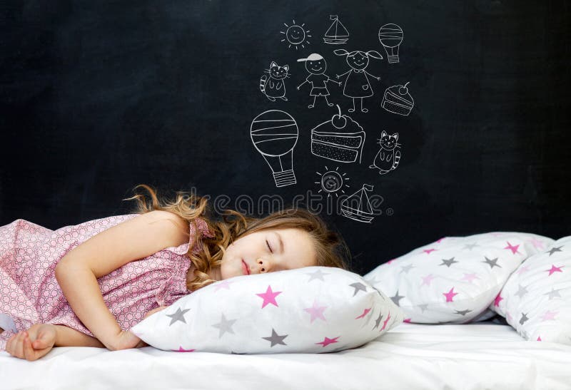 Una graziosa bambina dell'età prescolare dorme a letto su un cuscino con le stelle Tempo di sonno Disegnare i sogni di un