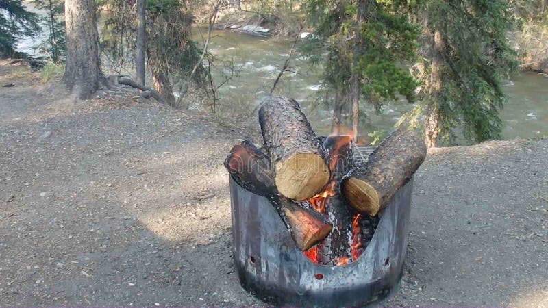Una hoguera ardiente en los territorios del Yukón