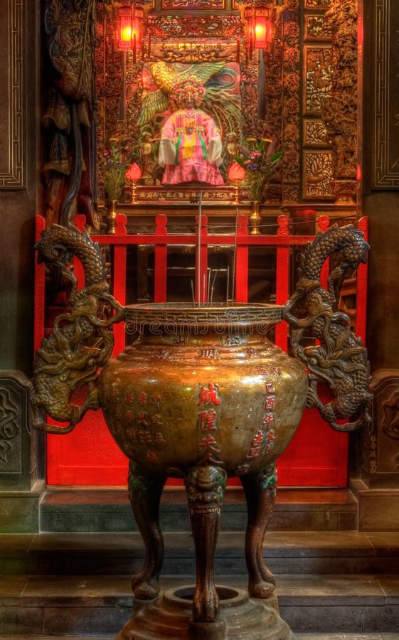 Una hornilla y dios chinos de incienso imágenes de archivo libres de regalías Una hornilla y dios chinos de incienso imágenes de archivo libres de regalías