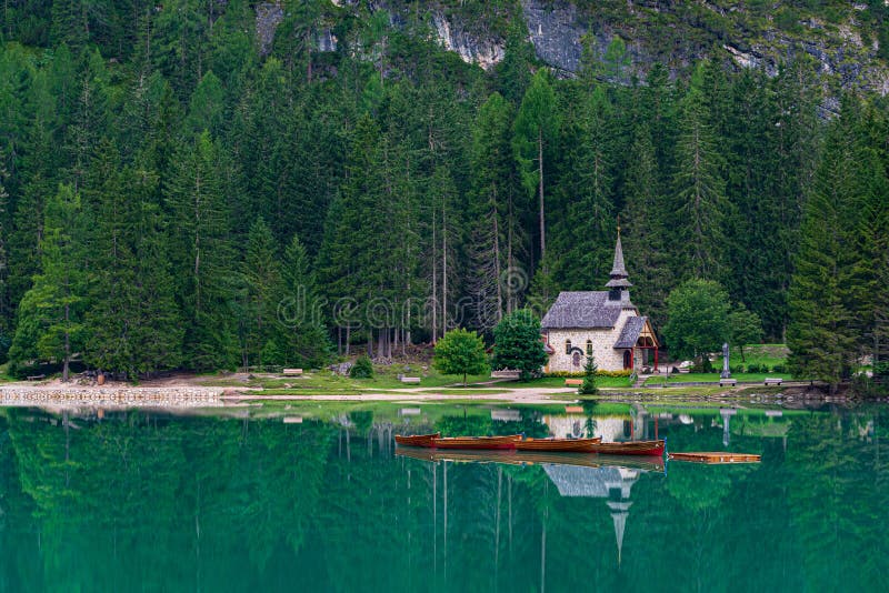 Una Iglesia De Montaña Reflejada En El Agua Del Lago Braies Foto de archivo - Imagen de agua, recorrido: 180055104 Una Iglesia De Montaña Reflejada En El Agua Del Lago Braies Foto de archivo - Imagen de agua, recorrido: 180055104