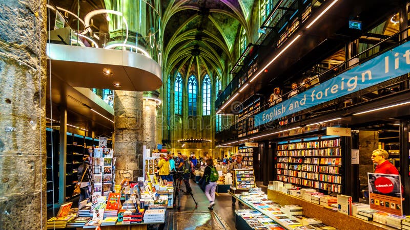 Una iglesia dominicana medieval convertida en una librería moderna en el centro histórico de Maastricht, los Países Bajos imagen de archivo libre de regalías Una iglesia dominicana medieval convertida en una librería moderna en el centro histórico de Maastricht, los Países Bajos imagen de archivo libre de regalías